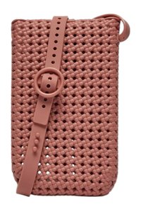 Sacca per telefono rosa intrecciata con una tracolla ad anello e fibbia regolabile. Presenta una superficie texturizzata e piccole aperture per la ventilazione.