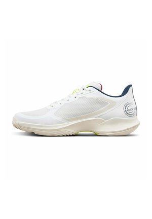 Weißer Sportschuh mit Mesh-Seiten, cremefarbiger Sohle, marineblauem Innenfutter und "Hurakn Lite"-Logo auf der Fersenpartie, die nach rechts zeigt.