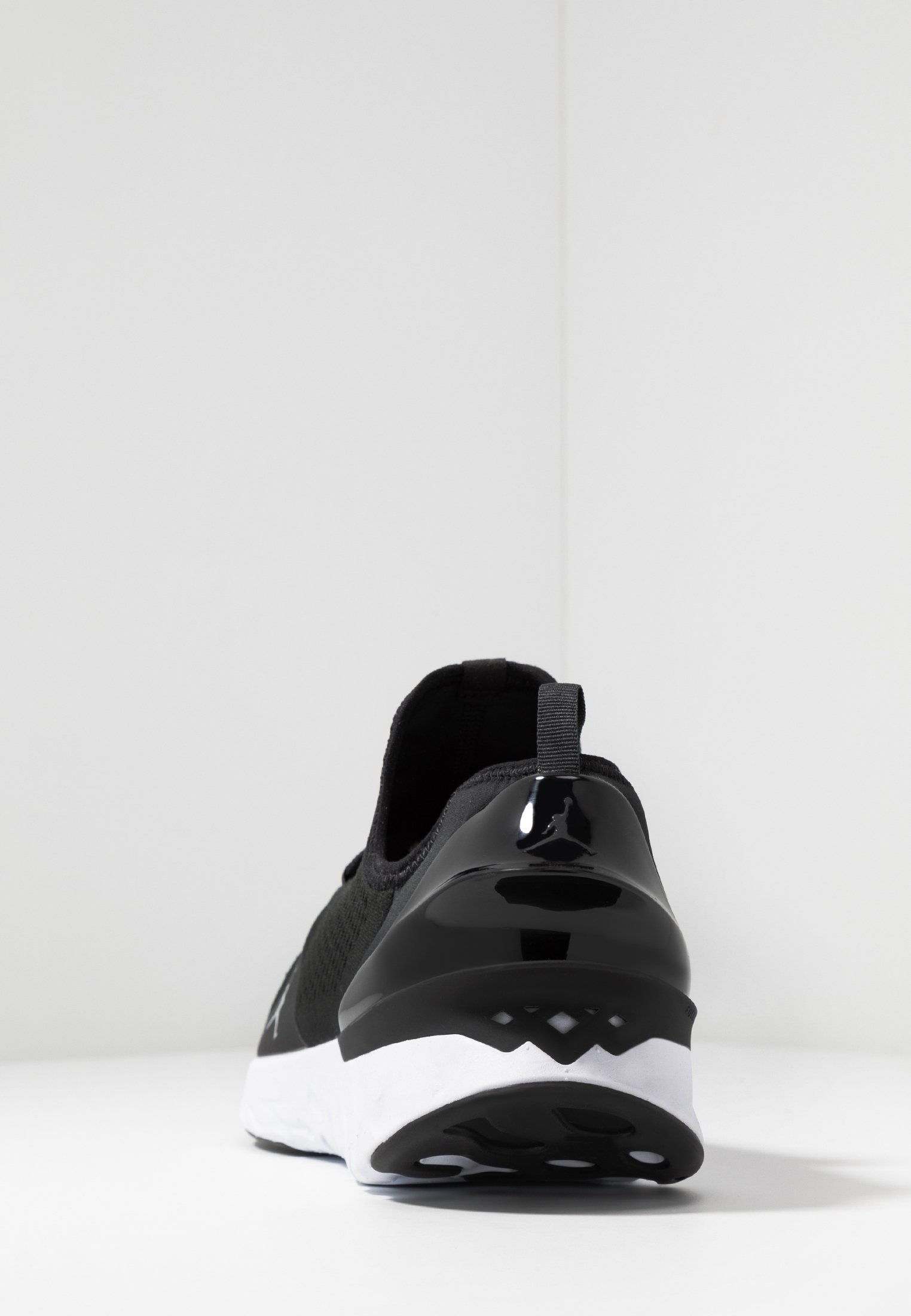 Jordan REACT ASSASSIN Basketballsko blackmetallic Jordan REACT ASSASSIN Basketballsko gym redwhiteblack
