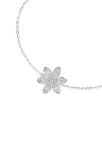 Zilveren ketting met een bloemenhanger, bezet met heldere stenen, met een blaadvorm en verfijnde details.