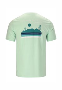 Mintunvihreä T-paita, jossa on takana graafinen kuva, jossa on vuoria, viivoja, aurinko ja palmut tummatealina ja sinisenä. Pehmeä materiaali, normaali istuvuus.