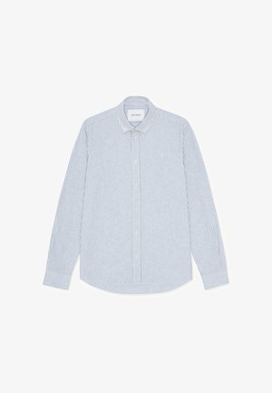 Chemise à manches longues rayée bleu clair et blanc, design à boutons, en coton, col pointu, logo discret sur la poitrine.