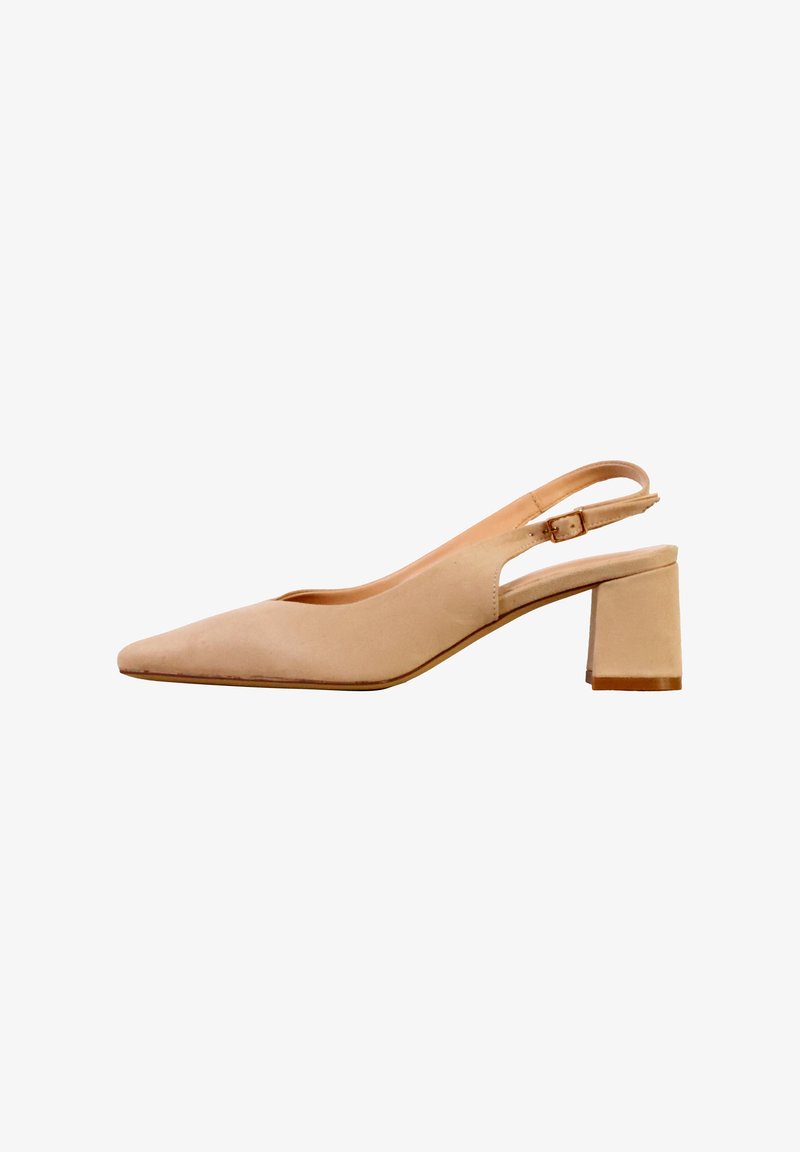 Chaussure slingback beige à petit talon carré, bout pointu et bride réglable, sur fond blanc.