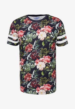 Kortærmet T-shirt med et sort blomstermønster, der har pink og røde blomster samt grønne blade; inkluderer hvide stribede detaljer på ærmerne.
