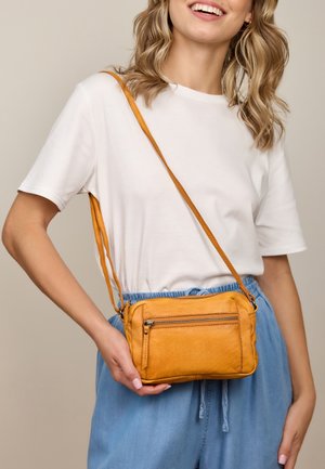 Gusti Leder, Sac bandoulière - cognac