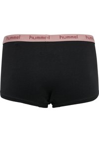 Svarta boxer underkläder i bomull med ett rosa elastiskt midjeband som har varumärket "hummel" tryckt. Slät textur och åtsittande design.