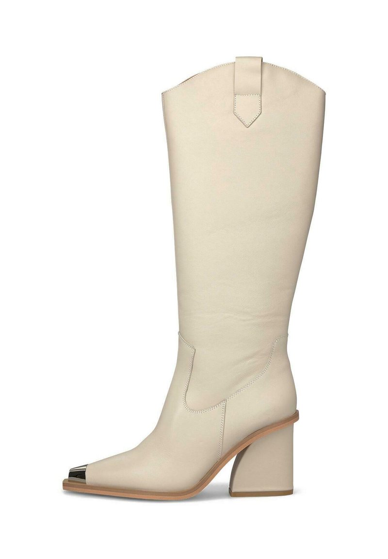 Botas de cuero beige hasta la rodilla con tacón cuadrado, punta afilada y punta negra. Presentan una textura suave y un diseño minimalista.