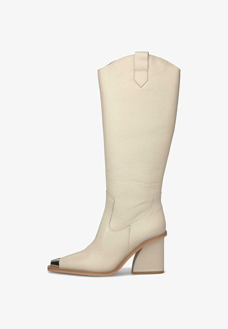Botas de cuero beige hasta la rodilla con tacón cuadrado, punta afilada y punta negra. Presentan una textura suave y un diseño minimalista.