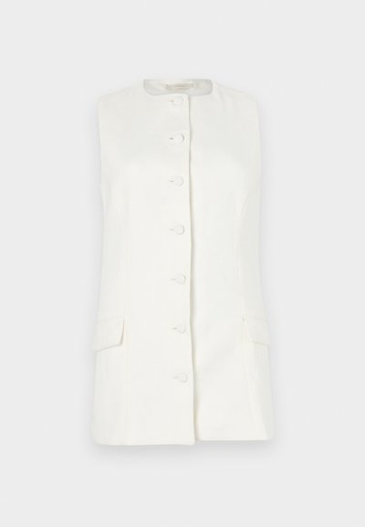 Λευκό γιλέκο χωρίς μανίκια με ψηλή λαιμόκοψη, κλείσιμο με πέντε κουμπιά και δύο μπροστινές τσέπες, φτιαγμένο από ελαφρύ ύφασμα.