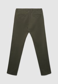 Pantaloni verde scuro con una texture liscia, design dritto, quattro tasche e due tasche posteriori con bottone. Senza chiusure visibili.