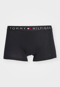 Schwarze Boxershorts mit einem markierten Bund, der den Aufdruck und das Logo "TOMMY HILFIGER" trägt. Hergestellt aus glattem, dehnbarem Material für hohen Tragekomfort.