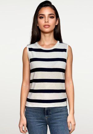 Mouwloos gestreept topje met marineblauwe en witte horizontale strepen, ronde halslijn, geribde textuur, gecombineerd met lichtblauwe jeans.