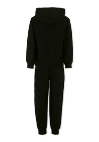 Zwarte hoodie en trainingsbroek set. Zachte stof, losse pasvorm, geribbelde manchetten en zoom, met capuchon. Eenvoudig ontwerp, zonder zichtbare patronen of accenten.