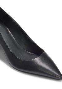 Μαύρο δερμάτινο γυναικείο παπούτσι με μυτερή στρογγυλή μύτη και ψηλό τακούνι, που φαίνεται από πάνω, σε λευκό φόντο.