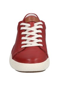 Sneaker rossa in pelle con lacci bianchi, suola intermedia testurizzata bianca, parte superiore liscia e un piccolo accento in pelle marrone sulla linguetta.