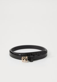 Cintura in pelle nera con motivo in rilievo, fibbia quadrata dorata e lunghezza regolabile. Texture liscia, design elegante e accenti minimalisti.