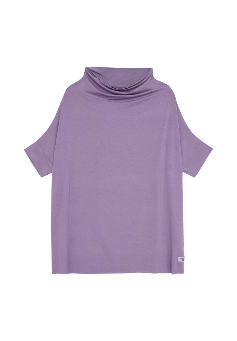 Luźna, jasnofioletowa bluzka z dekoltem w elegancki kształt i krótkimi rękawami. Wykonana z miękkiego, gładkiego materiału bez widocznych wzorów.