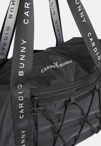 Must spordikott pehme polsterdatud tekstuuriga, varustatud tõmblukuga põhiosa, elastse väliskujunduse ja bränditud rihmadega.