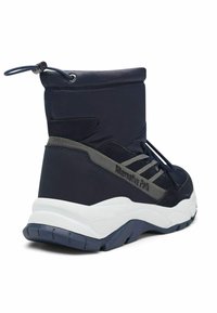 Stivale impermeabile di media altezza in navy con accenti grigi, materiali testurizzati, punta rotonda e suola bianca imbottita. Presenta lacci e un pratico passa-pull.