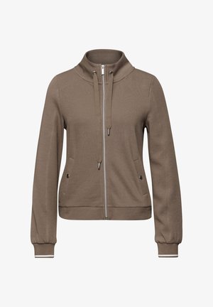 Chaqueta marrón con cremallera y cuello alto, cordones ajustables, dos bolsillos delanteros con botones de presión y puños acanalados con detalle de raya blanca.