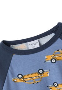 Blauwe katoenen shirt met marineblauwe raglanmouwen, voorzien van gele taxi afdrukken en een ronde halslijn. Labeldetails zichtbaar bij de kraag.