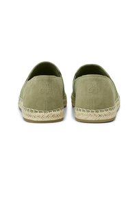 Espadrilles en daim vert avec une semelle en jute, présentant un dessus texturé et un branding subtil au niveau du talon. Design à l'arrière arrondi.
