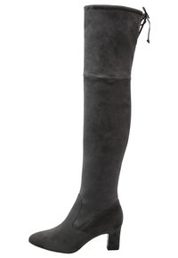 Bottes noires en suède montant jusqu'aux genoux, avec un bout pointu et un talon épais. Elles présentent un laçage en haut, une surface lisse et un design minimaliste.