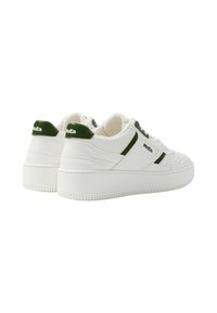 Witte leren sneakers met groene accenten, laag ontwerp, gestructureerde zool en branding op de hiel. Heeft een gewatteerde kraag en vetersluiting aan de voorkant.