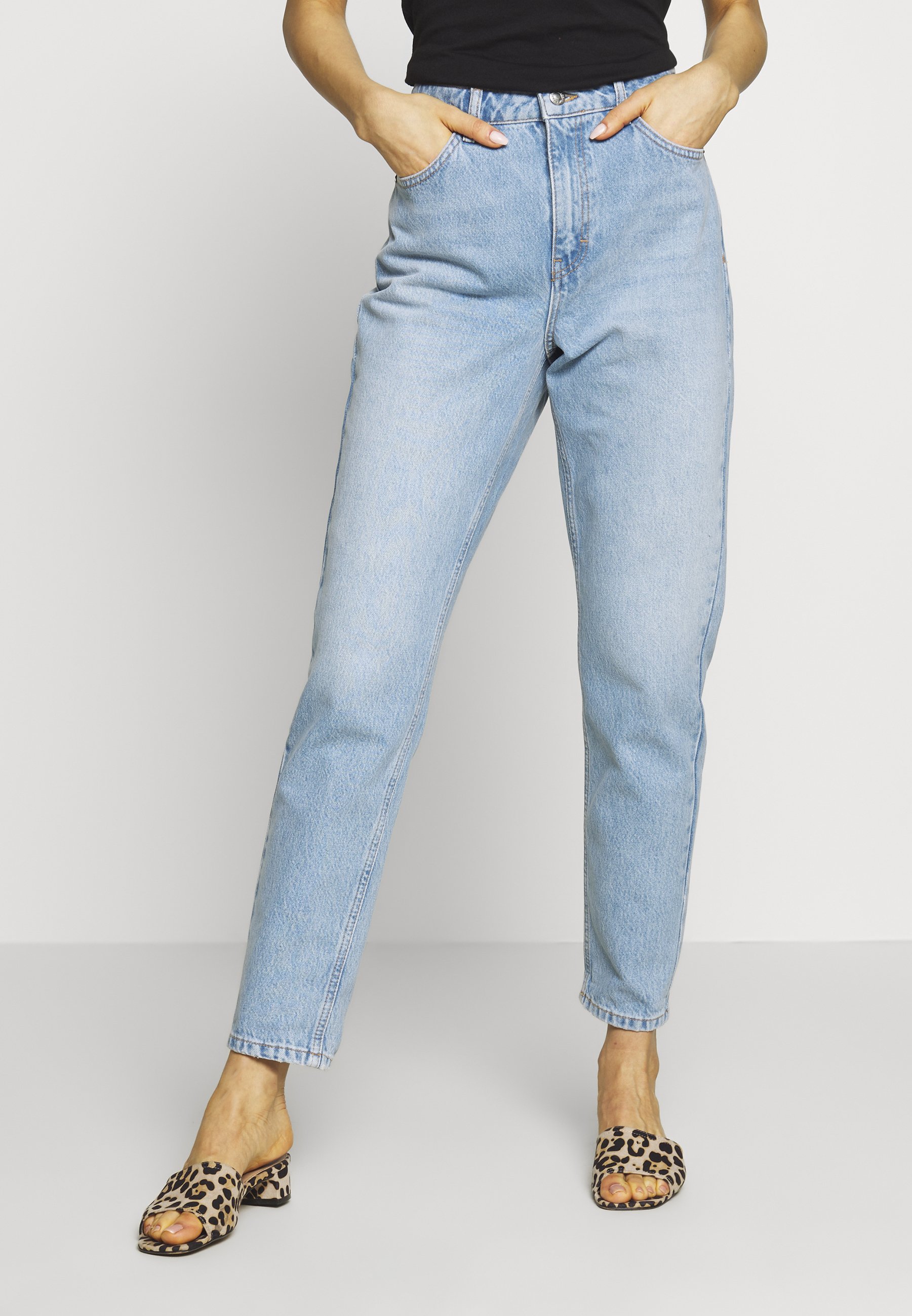 Topshop Mom Jeans Relaxed Fit Bleach Bleached Denim Zalando De