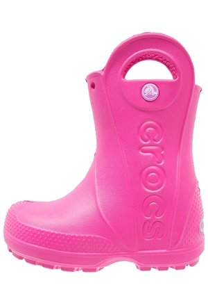 Růžové gumové holinky Crocs s hladkým povrchem, kulatou špičkou a texturovanou protiskluzovou podrážkou. Obsahují logo a úchyt vzadu pro snadné obutí.