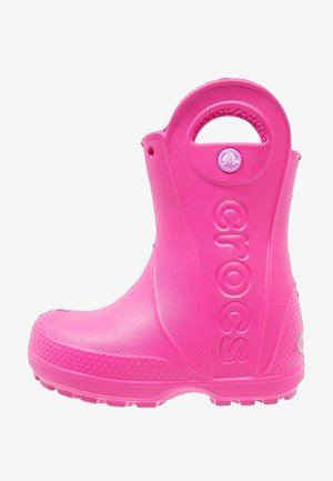 Różowe kalosze Crocs o gładkim wykończeniu, zaokrąglonym nosku i teksturowanej podeszwie dla lepszego chwytania. Zawierają logo oraz uchwyt z tyłu dla łatwego zakładania.