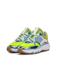 Sneakers da sport con una tomaia in rete verde neon, accenti in metallo argento, una suola intermedia bianca spessa e una suola in gomma testurizzata.
