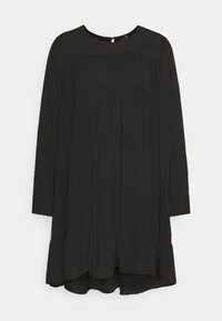 Robe noire à manches longues avec un design en niveaux et un col rond. Caractérisée par un tissu doux et texturé ainsi qu'un ourlet arrière légèrement plus long.