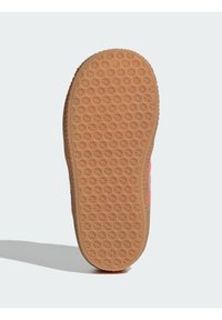 Guminio sportbačio pado tekstūruotas raštas su geometrinėmis formomis šviesiai rudos spalvos, pereinantis į rožinės spalvos pintą viršutinę dalį šonuose.