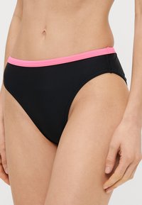 Μαύροι γοφοί μπικίνι με σχεδιασμό υψηλής κοπής, με ροζ ελαστική μέση και λεία υφή. Ιδανικοί για χρήση σε μαγιό.