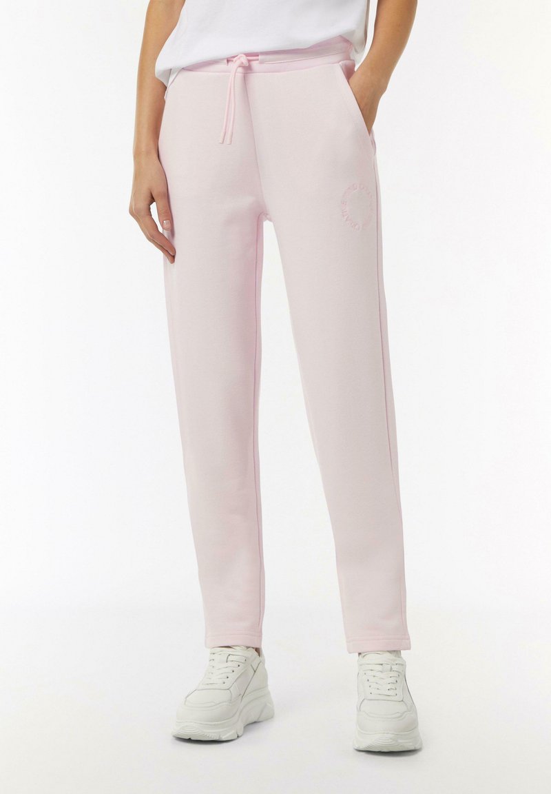Helle rosa Sweatpants mit einem elastischen Bund, Zugband, seitlichen Taschen und gesticktem Logodesign. Weicher Stoff und schmal zulaufendes Design.