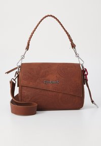 Bolso de mano de cuero marrón con patrones florales grabados, asa trenzada en la parte superior y herrajes plateados. Incluye una correa de hombro desmontable.