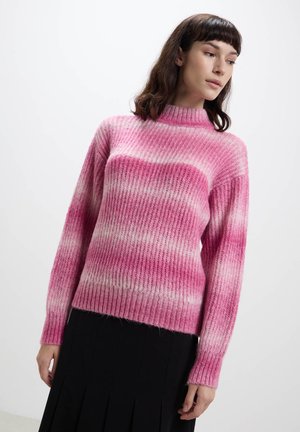 Maglione rosa a coste con collo alto, caratterizzato da un motivo gradient di tonalità di rosa chiaro e scuro, e maniche lunghe. Texture morbida.