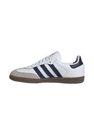 Sneaker bianco basso con tre strisce blu navy, suola in gomma, punta in camoscio e chiusura con lacci, mostrato dal lato esterno.