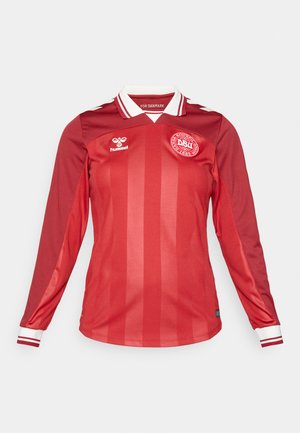 Maglietta da calcio rossa a maniche lunghe con strisce verticali, colletto bianco e polsini a strisce rosso e bianco. Presenta il logo della squadra sul petto.