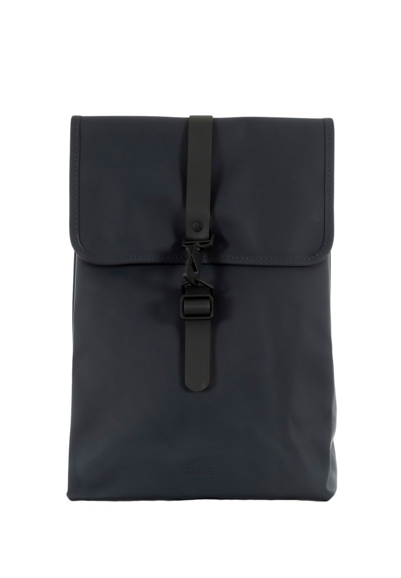 Sac à dos imperméable bleu marine avec une fermeture à rabat, doté d'une sangle noire et de quincaillerie à boucle. Texture lisse avec un design minimaliste.