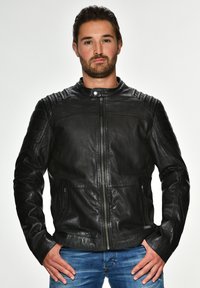 Schwarze Leder-Motorradjacke mit gerippten Schulterdetails, Reißverschluss vorne und zwei Seitentaschen. Kennzeichnet eine glatte, glänzende Textur.