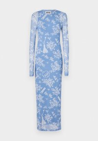 Robe à manches longues en tissu léger bleu clair avec un motif floral et des accents blancs, des porte-clés et des franges. Design ajusté.