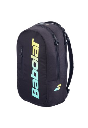 Mochila de tenis Babolat negra con varios compartimentos con cremallera y un gran logo en un degradado de amarillo a azul en la parte delantera.