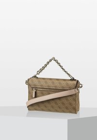 Bruine stoffen tas met reliëf logo patroon, kettinghandvat en verstelbare beige schouderriem. Bevat een ritssluiting en een gestructureerde afwerking.