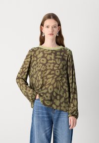 Langarmige, doorschijnende blouse in olijfgroen met een donkergroen abstract patroon, voorzien van een ronde hals met neongele bies en gathers bij de manchetten.