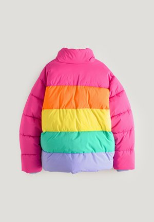 Giacca a vento colorata, con strisce orizzontali in rosa, arancione, giallo, verde e lavanda, mostrata da dietro su uno sfondo chiaro.