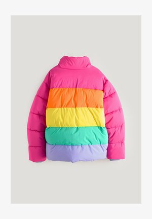 Šarena puffer jakna s horizontalnim prugama u ružičastoj, narančastoj, žutoj, zelenoj i lavandi, prikazana s leđa na svijetloj pozadini.