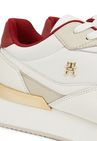 Tommy Hilfiger CHIC CHUNKY RUNNER - Tossud - ancient white/magma red