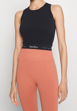 Černý crop top bez rukávů s páskem s logem "MaxMara LEISURE" v bílé barvě, doplněný broskvovými legínami, hladká textura, přiléhavý střih.